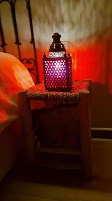a purple lamp sitting on a table next to a bed at Appartement raffiné idéalement situé avec piscine in Marrakech