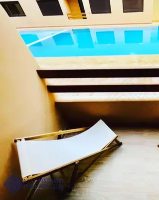 a stair case in a room with a bed at Glorieux appartement à gueliz in Marrakech