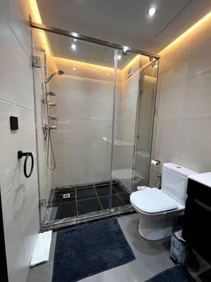 a bathroom with a shower and a toilet at Appartement Bagatelle in Marrakech