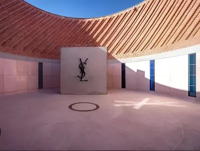 a large room with a large roof with a drawing on a wall at Élégant Refuge à Deux Pas du Célèbre Jardin Majorelle in Marrakech