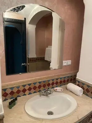 a bathroom with a sink and a mirror at Superbe appartement en plein centre à Gueliz in Marrakech