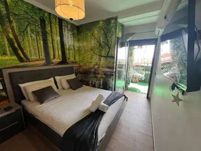 a bedroom with a bed with a painting on the wall at Splendido appartamento a Gueliz in Marrakech