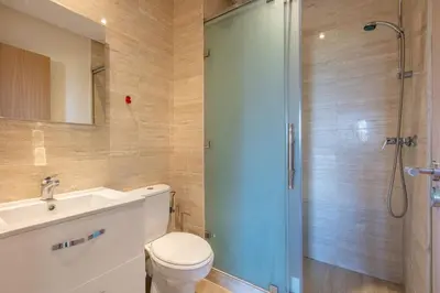a bathroom with a shower and a toilet and a sink at Résidence golfique, jardin, piscine in Marrakech