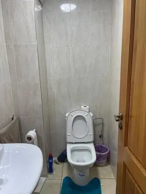a bathroom with a white toilet and a sink at Superbe appartement à Marrakech quartier Majorelle 2 chambres in Marrakech