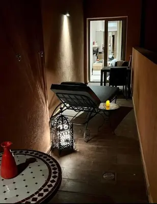 a living room with a table at Nid douillet à Gueliz in Marrakech