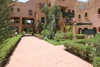 a walkway in front of a building at Suite dans la palmeraie refaite à neuf grande Terrasse Dar Dmana in Marrakech