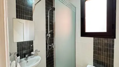 a bathroom with a sink and a shower at Magnifique Appartement Marrakech - 2 Chambre 2 Salle de Bains in Marrakech
