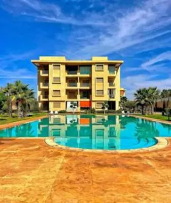 a large swimming pool in front of a building at Magnifique appartement spacieux avec une belle terrasse ensoleillée in Marrakech