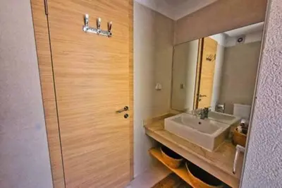 a bathroom with a sink and a mirror at Magnifique appartement spacieux avec une belle terrasse ensoleillée in Marrakech
