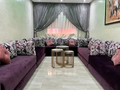 a living room with a purple couch and a table at Bel Appartement à Marrakech en Résidence avec Piscine - Fibre & Netflix in Marrakech