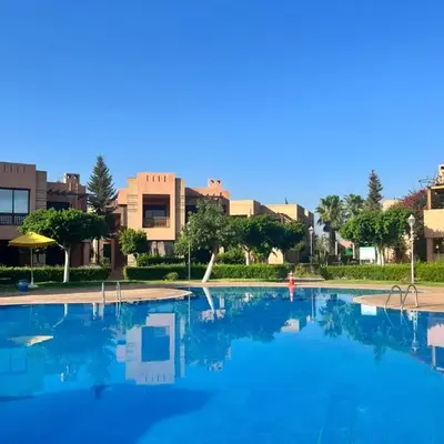 Bright condo w/ pool