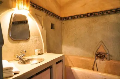 a bathroom with a sink and a bath tub at Riad l'Echappée, en exclusivité, 5 chambres in Marrakech