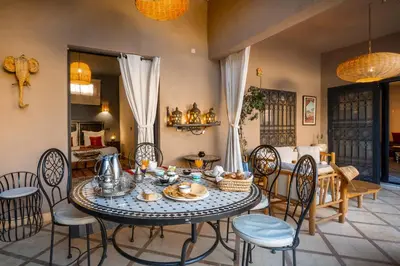 a dining room with a table and chairs at Villa Cosy Piscine Proche centre-ville 4 suites in Marrakech