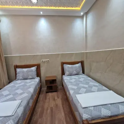 two beds sitting next to each other in a room at Bel appartement de 2 chambres M in Marrakech