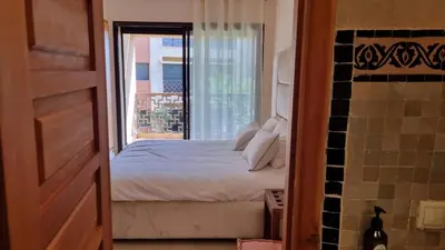a bedroom with a bed and a window at Appartement paisible et abordable Palmeraie Marrakech in Dar Caïd Layadi