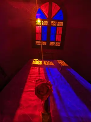 a room with a bed with a stained glass window at Nahe Park Issil und Marjane. Yoga auf Anfrage. in Marrakech