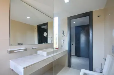 a bathroom with a sink and a mirror at Luxueux Duplex 2CH dans une magnifique résidence in Marrakech