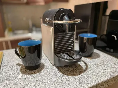 a coffee maker sitting on a counter with two cups at Joli appartement Gueliz centre ville in Marrakech