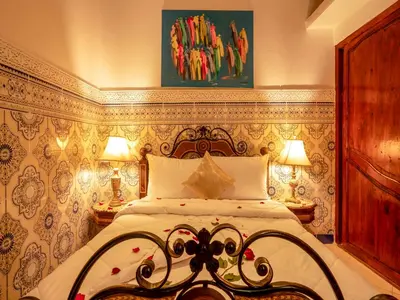 a bedroom with a bed and two lamps in it at Agréable Maison de vacances in Marrakech