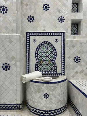 a bathroom with a shower with a toilet in it at Luxueux Duplex 3 Chambres piscine,terrasse Hivernage Centre Marrakech in Marrakech