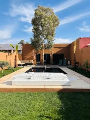 a bed in the middle of a yard at Loft Marrakech 5 min du centre super emplacement in Marrakech
