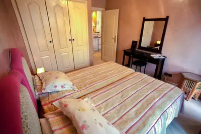 a small bedroom with a bed and a mirror at Appartement Guéliz Centre Marrakech in Marrakech
