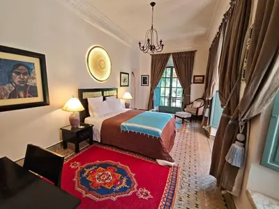 a bedroom with a bed and a red rug at Marrakech, villa 7 Harmonia, pour 6 personnes avec piscine privée in Marrakech