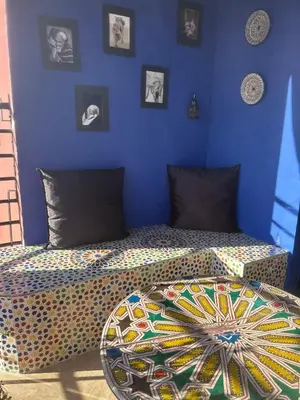 a bedroom with a blue wall with two beds at Séjour lumineux confort et design in Marrakech