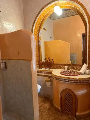 a bathroom with a tub and a large mirror at Riad privé Sadaka Bassin Rooftop in Marrakech