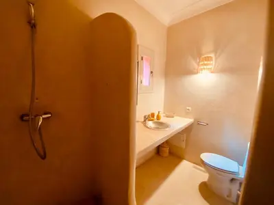 a bathroom with a toilet and a sink at Riad privé, 5 suites et piscine in Marrakech