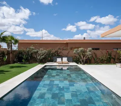 a swimming pool in the backyard of a house at Domaine de Kali, villa 2 au calme, piscine privée in Marrakech