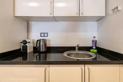 a kitchen counter with a sink and a microwave at Magnifique appartement Gueliz in Marrakech