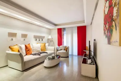 a living room with a couch and a tv at Magnifique appartement Gueliz in Marrakech