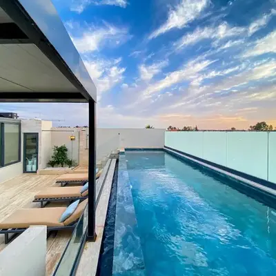 Triplex de luxe Santorini piscine privée chauffée 3 chambres