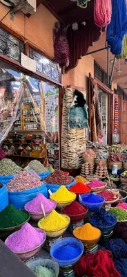 a market with many bowls of different colored spices at Appartement à Marrakech Babylon 2 Hivernage in Marrakech