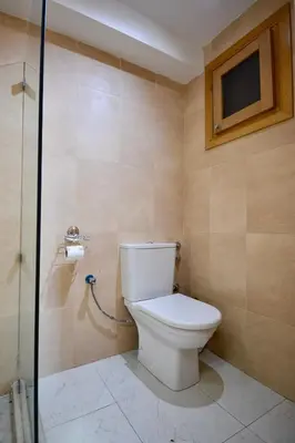 a bathroom with a toilet and a shower at Appart charmante au cour de marrakech l'hivernage in Marrakech