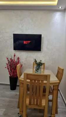 a wooden table with chairs and a sign that reads net at Appartement Mima Marrakech Proche centre ville, cosy et spacieux in Marrakech