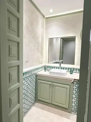 a bathroom with a sink and a mirror at Somptueux appartement jardin & piscine - Hivernage in Marrakech