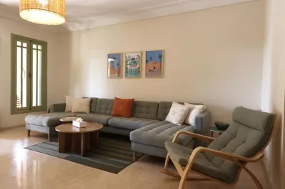 a living room with a couch and two chairs at Somptueux appartement jardin & piscine - Hivernage in Marrakech