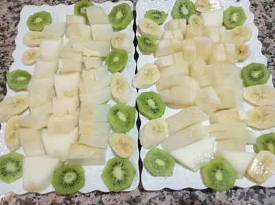 a plate with sliced bananas and kiwis and kiwi slices at DAR SMAWAR top piscine chauffée 15mn centre ville in El Caïd Omar