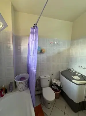 a bathroom with a tub and a toilet and a shower at appartement Holiday relais près musée Saint-Laurent in Marrakech