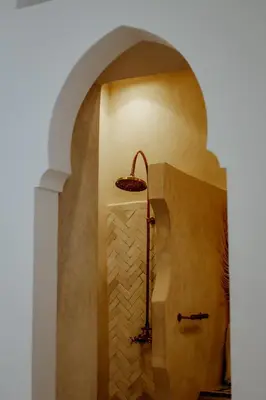 a hallway with an archway with a basket on the wall at Dar Inara in Marrakech