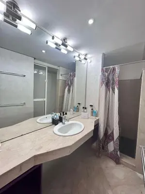 a bathroom with two sinks and a large mirror at Appartement Duplex Haut Standing in Marrakech