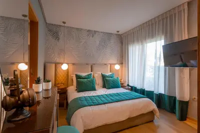 a bedroom with a large bed and a window at Appartement exceptionnel avec golf in Marrakech