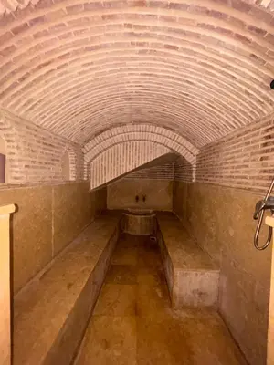 an empty room with a brick ceiling and benches at Petite villa cosy et agréable avec jacuzzi privé in Marrakech