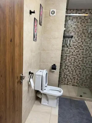 a bathroom with a toilet and a shower at Appartement à Gueliz près de toute commodité in Marrakech