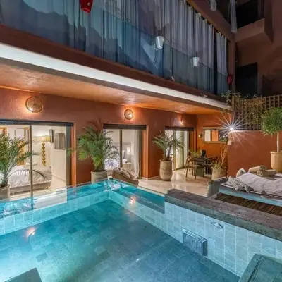 Luxury 2-Bedroom Apartment in City Center Jacuzzi & Heated Pool
