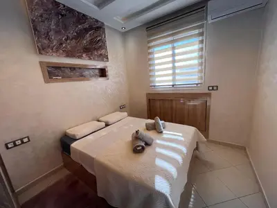 a bedroom with a bed with towels on it at Appartement Rénové avec Style et Parking surveillé in Marrakech