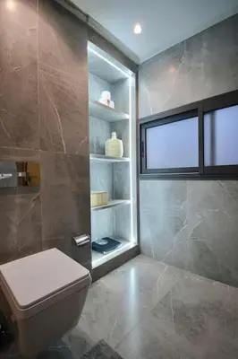 a bathroom with a toilet and a window at Appartement De Luxe à Marrakech avec jacuzzi piscine et vue panoramique in Marrakech