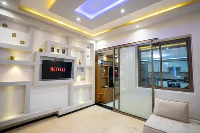 a living room with a television on a wall at Appartement cosy au cœur de Semlalia in Marrakech